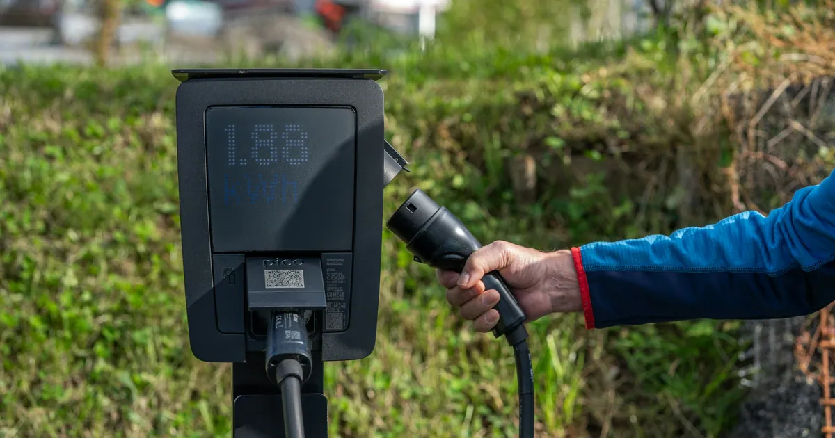Por qué mi cargador de coche eléctrico está en rojo y cómo solucionarlo
