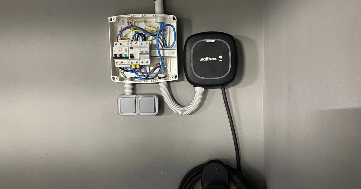 Cómo instalamos un cargador de coche eléctrico en Alicante