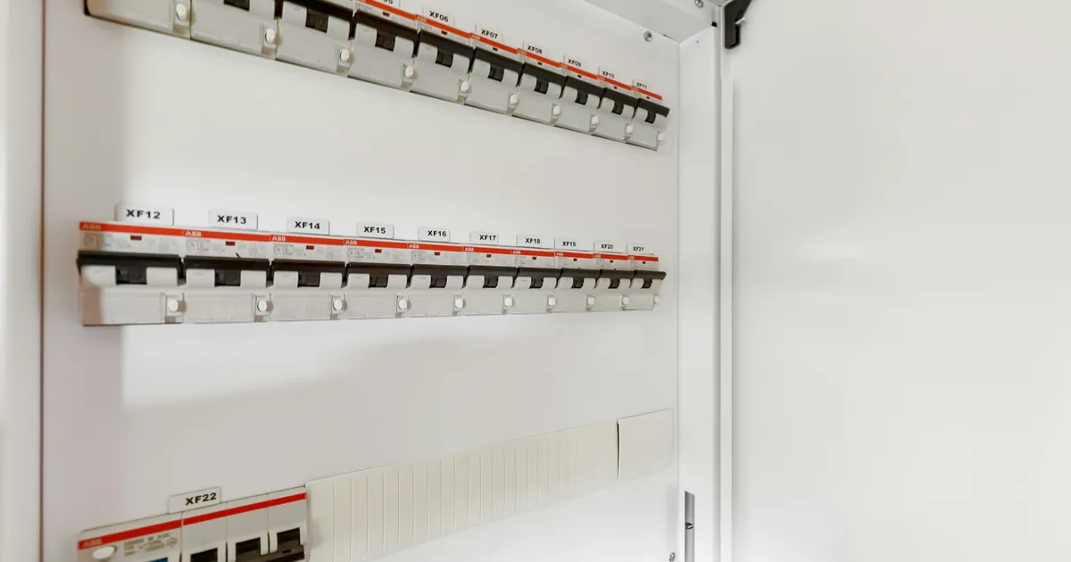 Cuándo cambiar el cuadro eléctrico: 7 señales de alerta que no debe ignorar