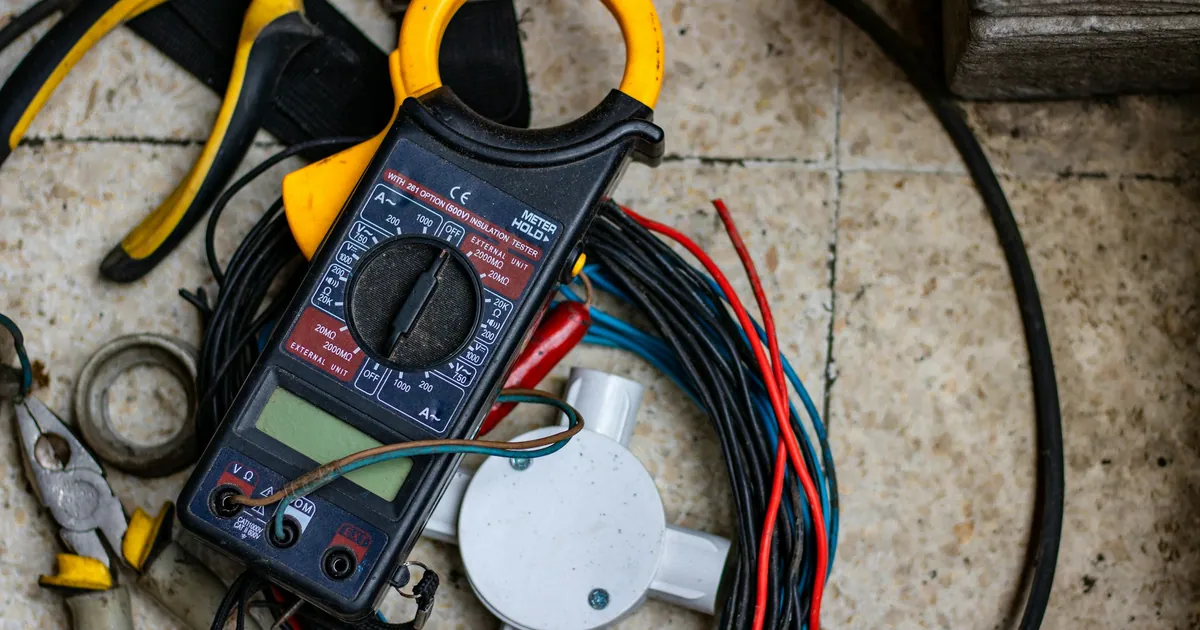 Cómo elegir un electricista profesional en Alicante: guía completa 2026