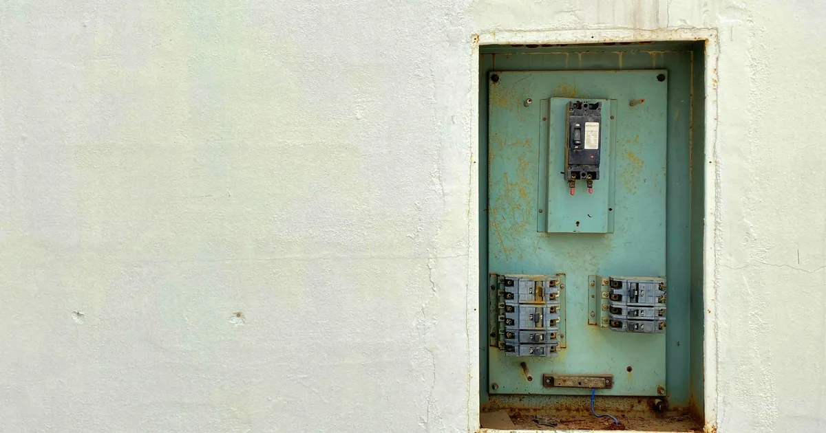 Revisar la instalación eléctrica antes de comprar una vivienda en la Costa Blanca