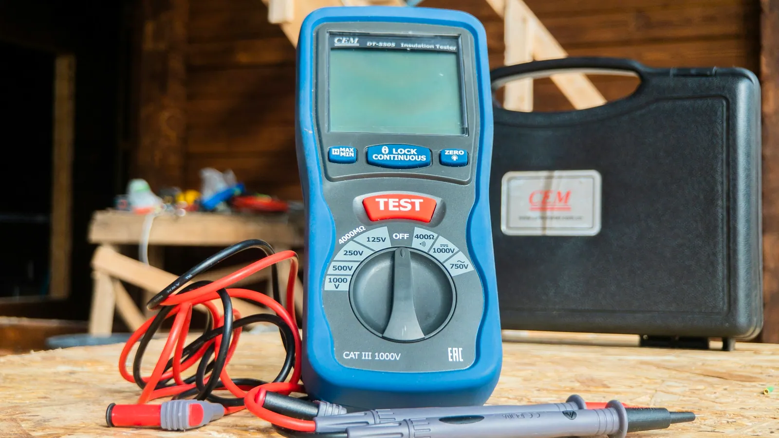Electricista emitiendo boletín eléctrico en Alicante