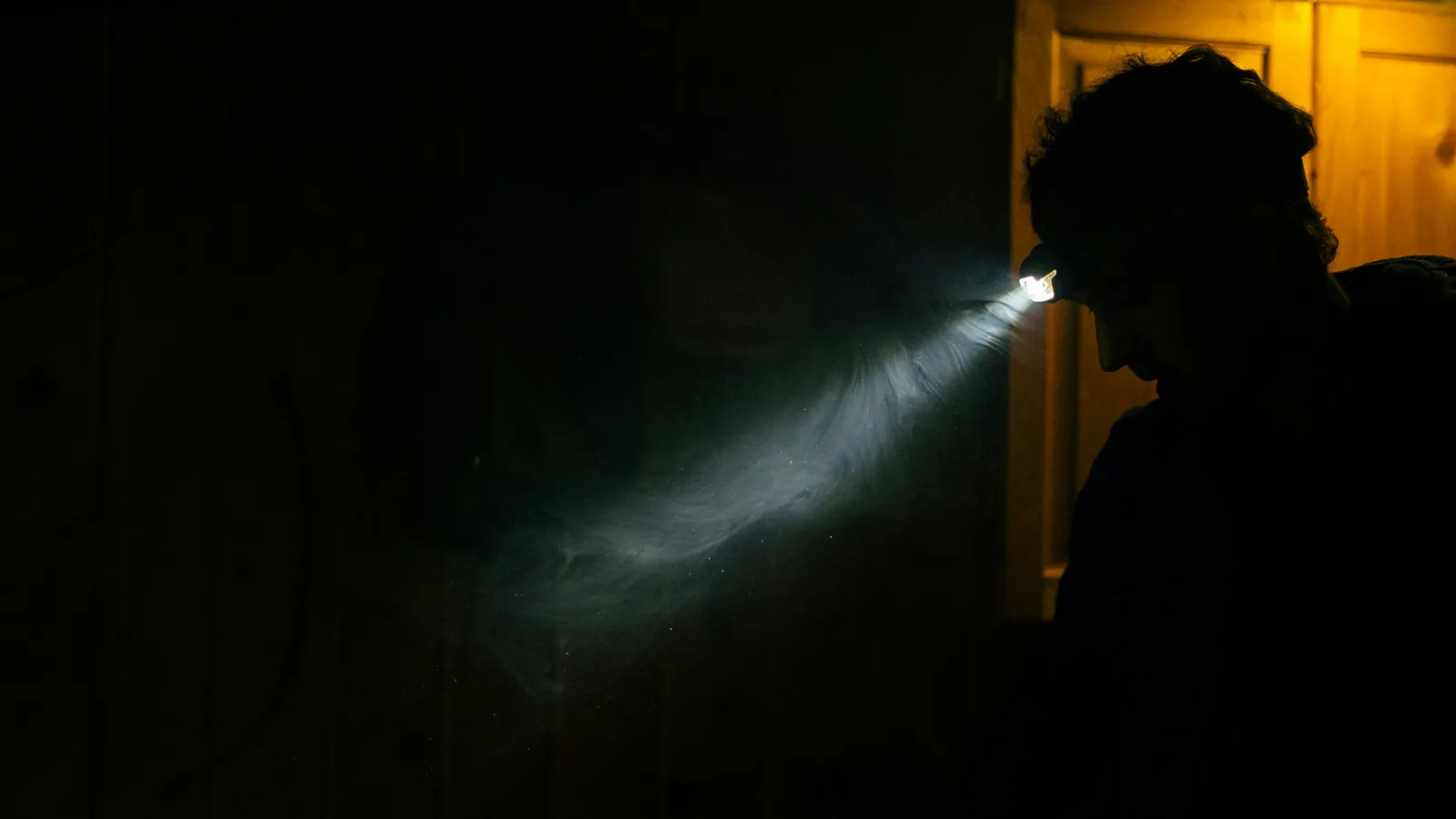 Electricista de urgencias reparando avería eléctrica de noche