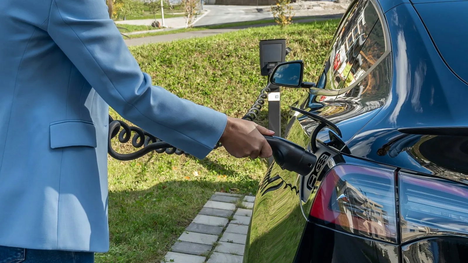 Técnico reparando un cargador Wallbox de coche eléctrico en Alicante
