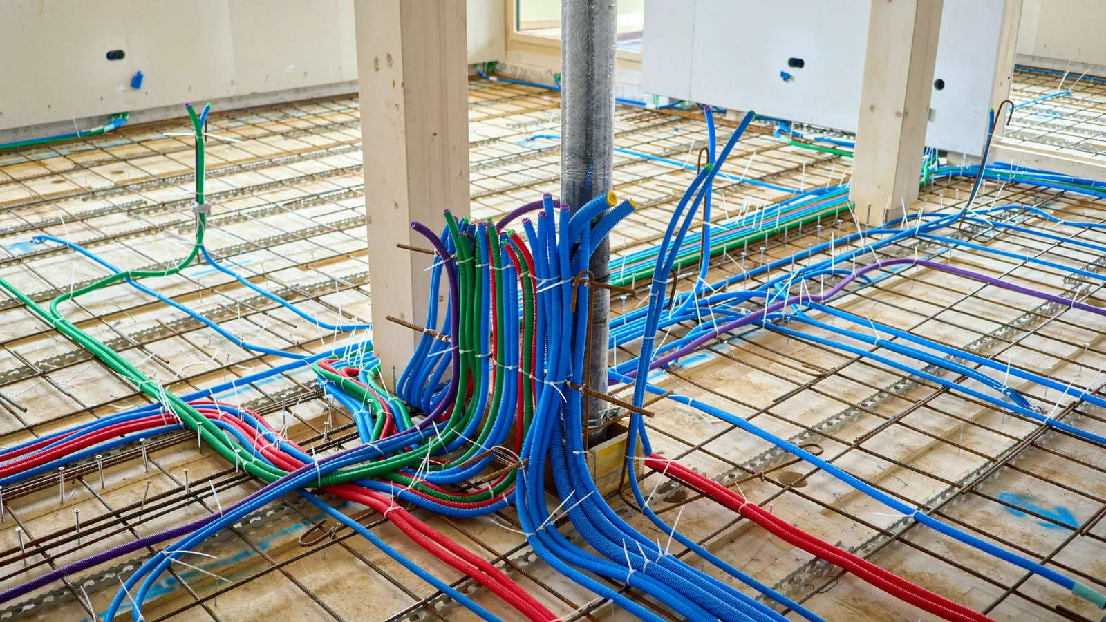 Electricista realizando instalación eléctrica en Alicante