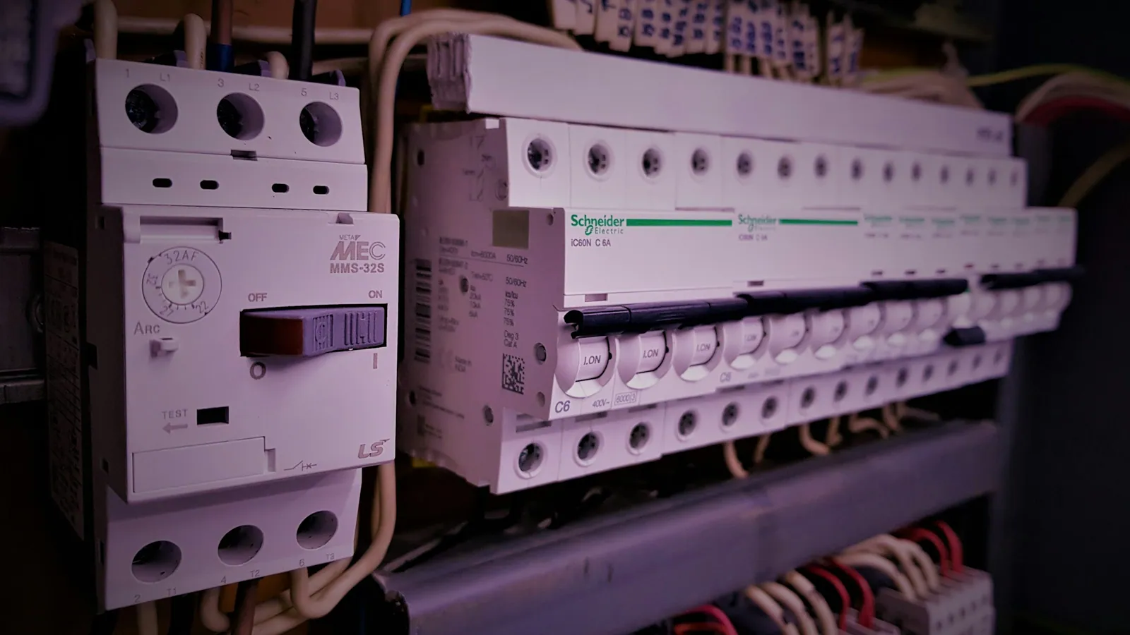 Electricista revisando el cuadro de una comunidad de propietarios en Alicante
